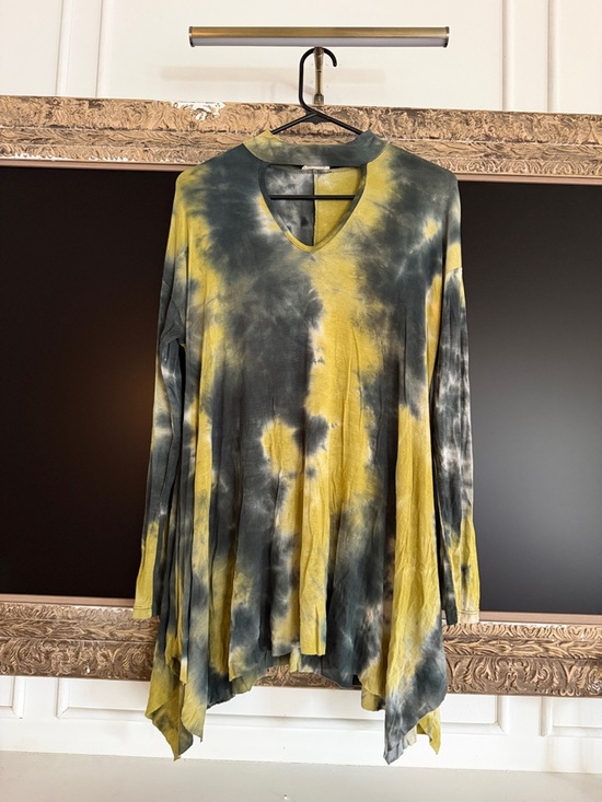 None Tops - Tie-Dye Long Sleeve Keyhole V-Neck Tunic Top in Yellow and Gray
